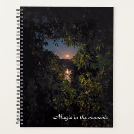 Mooie maan stijgt boven water planner