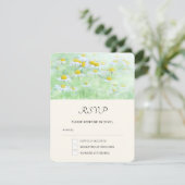 Mooie madeliefjes in een veld Foto RSVP Kaartje (Staand voorkant)