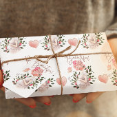 Mooie mama om papieren bladen te pakken inpakpapier vel