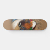Mooie Mandarijnse eend op de Rocks Persoonlijk Skateboard (Horizontaal)