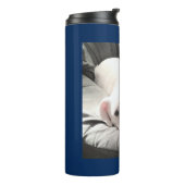 Mooie marineblauwe witte hond met pap thermosbeker (Gedraaid links)