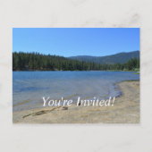 mooie meer, blauwe hemel, met bomen afgestudeerde uitnodiging briefkaart (Voorkant)