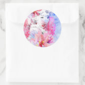 Mooie meid met bloemen. ronde sticker (Tas)