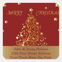 Mooie metallic gouden kerstboom op donkerrood