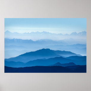 Mooie mistige bergketen   Blauwe helling Poster