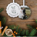 Mooie Mistletoe Merry Married Christmas Foto Ornament Kaart<br><div class="desc">Mooie Merry & Married Christmas foto ornament vieren uw eerste kerst als een getrouwd paar gepersonaliseerd met foto,  achternaam,  en het jaar met een  maretak tak. Merry Christmas mistletoe thema foto ornament gepersonaliseerd met een trouwfoto.</div>
