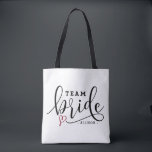 Mooie Moderne Calligraphy Team Bruid Gepersonalise Tote Bag<br><div class="desc">Mooie Moderne Calligraphy Team Bruid Gepersonaliseerde Knoop Tas. Aanpasbare all-over-print boodschappentas met zwarte moderne calligraphy en rode hart accent. Dit is perfect voor vrijgezellenfeesten en als cadeau voor je bruidsmeisjes.</div>