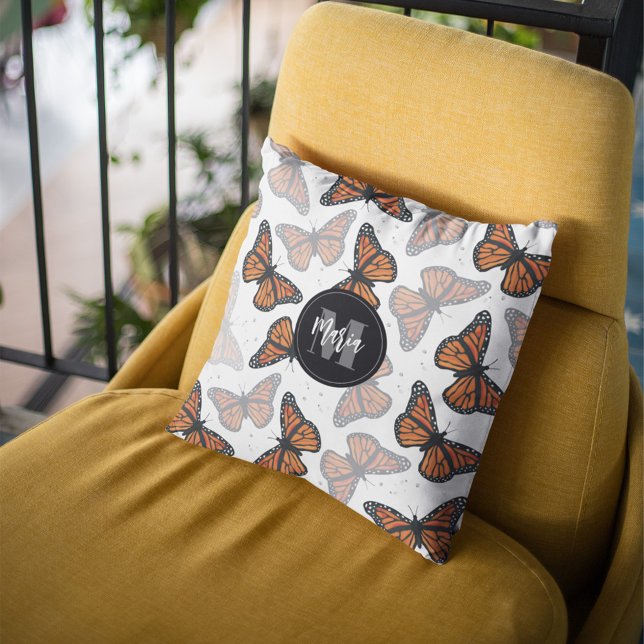 Mooie monogram natuur vlinders kussen (Cute monogram butterfly throw pillow with personalized nature-inspired design.)