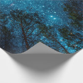 Mooie nachtelijke hemel, de Melkweg en de bomen. Cadeaupapier (Hoek)