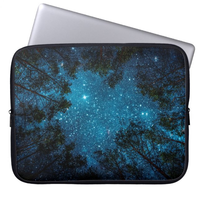 Mooie nachtelijke hemel, de Melkweg en de bomen. Laptop Sleeve (Voorkant)