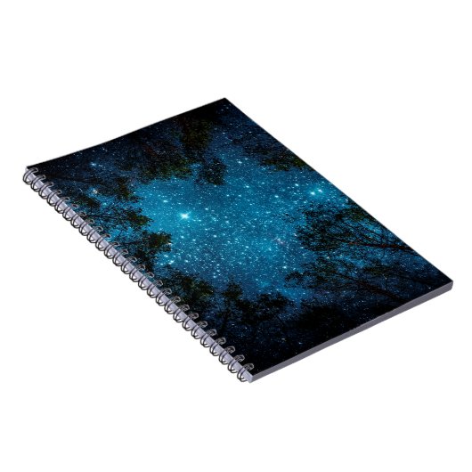 Mooie nachtelijke hemel, de Melkweg en de bomen. Notitieboek (Rechterzijde)