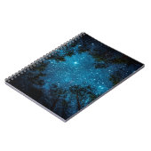 Mooie nachtelijke hemel, de Melkweg en de bomen. Notitieboek (Linkerzijde)