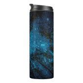 Mooie nachtelijke hemel, de Melkweg en de bomen. Thermosbeker (Geroteerd rechts)