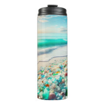 Mooie oceaanstrand met zeeglas
