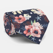 Mooie oceaansymbolen boven diep blauw stropdas (Opgerold)