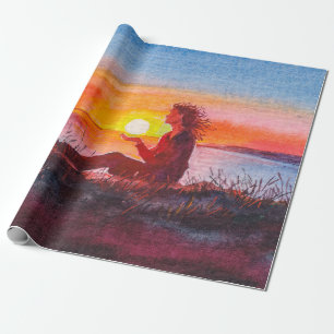Mooie oceaanzonsondergang. Portret van jonge vrouw Cadeaupapier