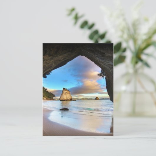 Mooie Ocean Rock Arch-formatie op strand Briefkaart (Staand voorkant)