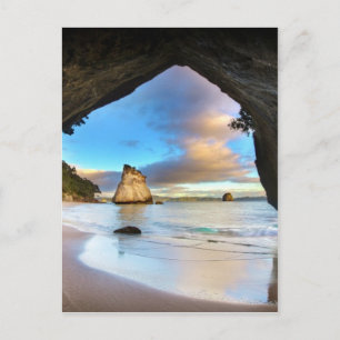 Mooie Ocean Rock Arch-formatie op strand Briefkaart