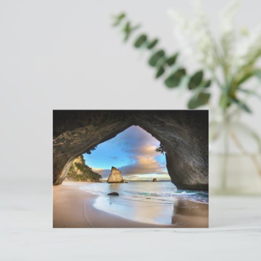 Mooie Ocean Rock Arch-formatie op strand Briefkaart (Staand voorkant)