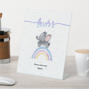 Mooie olifant met regenboog baby shower favorieten reclamebord met voetstuk