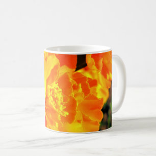 Mooie oranje afrikaantjes zonnige bloemen vrolijk koffiemok