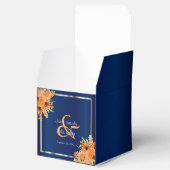 Mooie oranje bloemen op marineblauw bedankdoosjes (Geopend)