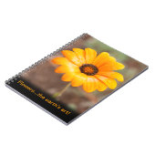 Mooie Oranje Daisy blaast de kunst van de aarde aa Notitieboek (Linkerzijde)