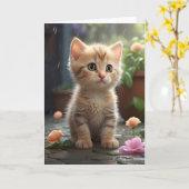 Mooie oranje tabby kat zit tussen bloem blanco kaart (Gele Bloem)