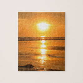 Mooie oranje zonsondergang op het strand op Bali Legpuzzel