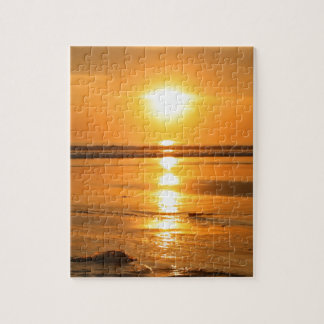 Mooie oranje zonsondergang op het strand op Bali Legpuzzel