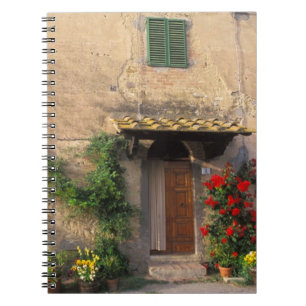 Mooie oude woning met bloemen bij San Gimignano Notitieboek