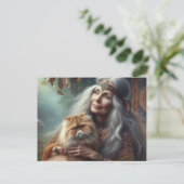 Mooie oudere vrouw die haar kat liefdevol vasthoud briefkaart (Staand voorkant)