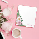 Mooie Ox-eye Daisies Roze Rozen Bloemen Notitieblok<br><div class="desc">Gepersonaliseerd bloemig notitieblok met jouw naam in een roze script en een arrangement van ossenoogmadeliefjes,  rozen,  rosebuds,  varens en rozen bladeren.</div>