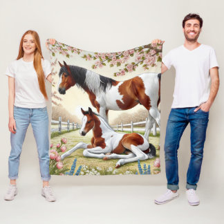 Mooie paard en veulen in een bloeiende boomgaard fleece deken