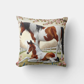 Mooie paard en veulen in een bloeiende boomgaard kussen