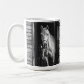 Mooie paarden en Barn Black en White Koffiemok (Links)