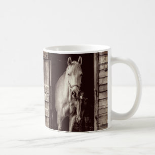 Mooie paarden en bijtende bruine barn koffiemok