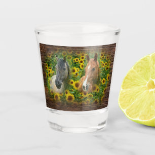 Mooie paarden op het gebied van zonnebloemen shot glas