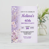 Mooie paarse bloemen verjaardagsfeestje uitnodigin kaart (Staand voorkant)