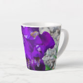 Mooie paarse iris latte mok (Rechterhoek)