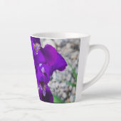 Mooie paarse iris latte mok (Rechts)