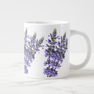 Mooie paarse lavendelkruidbloem op keramiek grote koffiekop