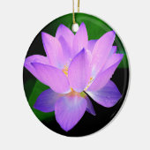 Mooie paarse lotusbloem in water keramisch ornament (Links)