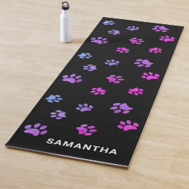 Mooie paarse roze pootafdrukken op zwarte custom yogamat