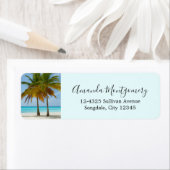 Mooie palmbomen op een tropisch strand etiket (Insitu)