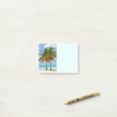 Mooie palmbomen op een tropisch strand post-it® notes (Op bureau)