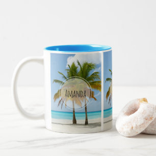 Mooie palmbomen op een tropisch strand tweekleurige koffiemok