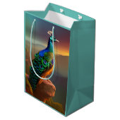 Mooie Peacock is verheugd over de dag Medium Cadeauzakje (Achterkant Gekanteld)