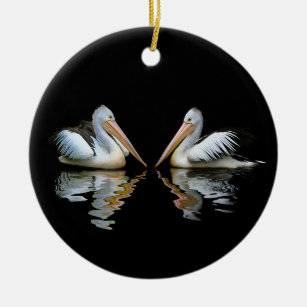 Mooie pelikans reflecteren op zwarte achtergrond keramisch ornament