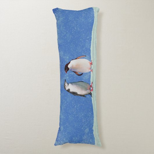 Mooie Penguin Couple op Sky Blue Lichaamskussen (Voorkant Verticaal)